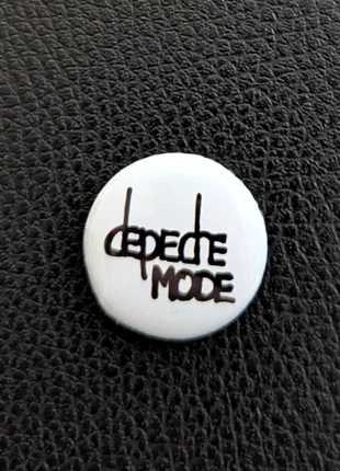 Depeche Mode button – zwart logo op wit – 25mm, merk: Depeche Mode, staat: Nieuw zonder prijskaartje, € 1,50, € 2,28 inclusief Kopersbescherming