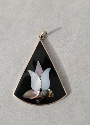 Pendentif triangulaire métal argenté,émail noir, décor floral nacre Alpaca Mexico, marque: alpaca mexico, état: Très bon état, 8,00 €, 9,10 € Protection acheteurs (Pro) incluse