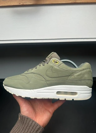 Nike Air Max 1 River Rock (Tonal Nubuck), merk: Nike, staat: Heel goed, maat: 44, € 95,00, € 100,45 inclusief Kopersbescherming Pro
