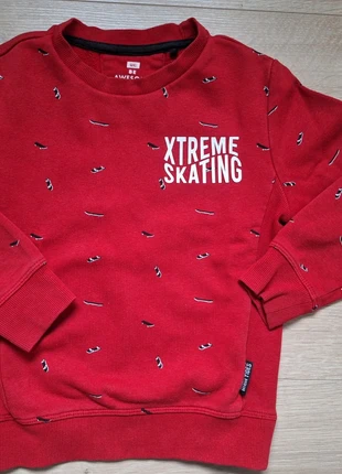 Rode trui met skateboards van WE maat 110/116 - 5 jaar, merk: WE, staat: Heel goed, maat: 5 jaar / 110 cm, € 5,50, € 6,48 inclusief Kopersbescherming