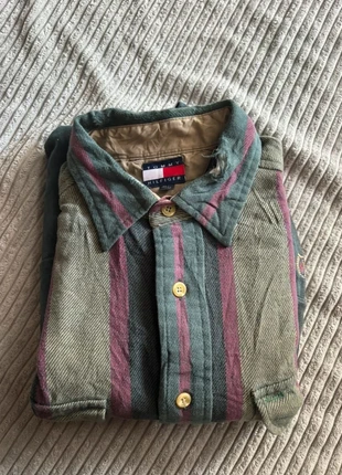 Chemise tommy Hilfiger en très bon état taille M Chemise 75, marque: Tommy Hilfiger, état: Très bon état, taille: M, 8,00 €, 9,10 € Protection acheteurs incluse