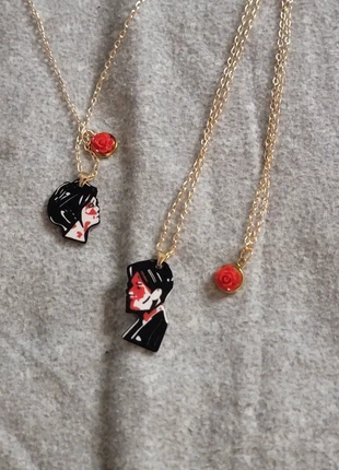 Collier doré double chaine, de groupe rock emo: My Chemical Romance "Three Cheers for Sweet Revenge", marque: My Chemical Romance, état: Très bon état, 22,00 €, 23,80 € Protection acheteurs incluse