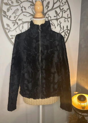 Veste courte noir en fausse fourrure, marque: Pull & Bear, état: Très bon état, taille: M / 38 / 10, 9,00 €, 10,15 € Protection acheteurs incluse