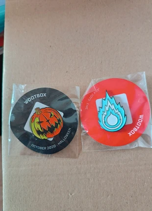 Dos badges, brand: Wootbox, condizioni: Nuovo con cartellino, €3.00, €3.85 include la Protezione acquisti