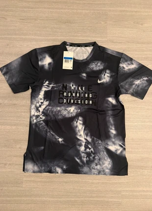 T-shirt nike running division noir taille L, marca: Nike, estado: Muito bom, tamanho: L, €45.00, €47.95 inclui Proteção do Comprador