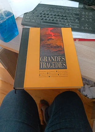 Les grandes tragédies Épidémies famines Cataclysmes, staat: Heel goed, € 2,00, € 2,80 inclusief Kopersbescherming