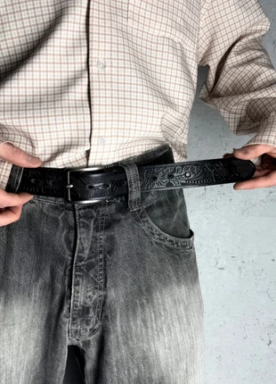 Schwarzer Kunstleder Gürtel mit Gravierungen Y2K Vintage, merk: NOIRVOID, staat: Heel goed, maat: 120 cm, € 17,00, € 18,55 inclusief Kopersbescherming