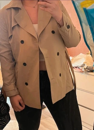 Korte trenchcoat, merk: Primark, staat: Heel goed, maat: XXL / 44 / 16, € 11,00, € 12,25 inclusief Kopersbescherming