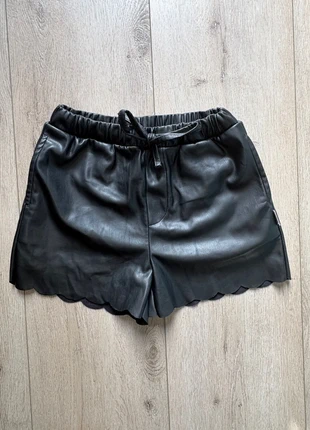 Zwarte faux leather shorts met scallop rand – maat 158/164 - Merk Be Nosy, marca: B.Nosy, estado: Muy bueno, tamaño: 13 años / 158 cm, 4,00 €, 4,90 € Protección al comprador incluida