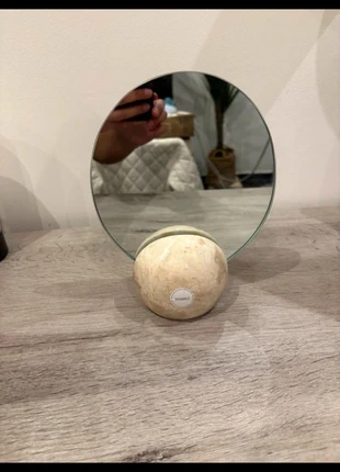 Petit miroir avec base en marbre blanc H&M Home neuf édition limitée, marque: H&M, état: Neuf sans étiquette, 22,50 €, 24,33 € Protection acheteurs incluse