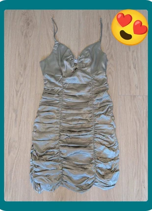 Robe drapée argentée Zara – Taille S
Très bon état, brand: Zara, condition: Very good, size: S / 36 / 8, €11.00, €12.25 includes Buyer Protection