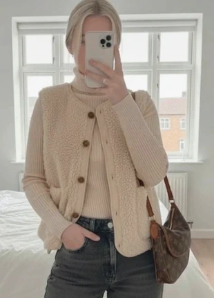 Gilet sans manches en moumoute beige, marque: tulipo newyork, état: Neuf sans étiquette, taille: S / 36 / 8, 25,00 €, 26,95 € Protection acheteurs incluse