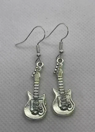 Leuke zilverkleurige gitaar oorbellen NIEUW, merk: bizyou, staat: Nieuw zonder prijskaartje, € 1,50, € 2,28 inclusief Kopersbescherming