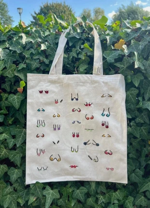 Tote bag brodé main poitrines colorées, marque: Fait Main, état: Neuf avec étiquette, 30,00 €, 32,20 € Protection acheteurs incluse