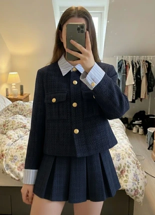 💙 Ensemble jupe plissée et veste courte bleu marine à boutons dorés, marque: Atelier Eliora, état: Très bon état, taille: S / 36 / 8, 65,00 €, 68,95 € Protection acheteurs (Pro) incluse