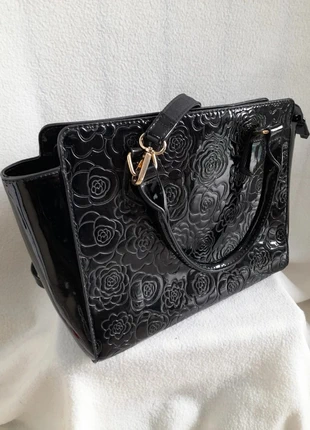 🖤Grand Sac À Main Noir Verni Déco Florale🖤, marque: Noir, état: Très bon état, 12,90 €, 14,25 € Protection acheteurs incluse