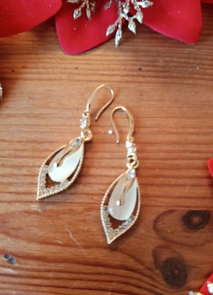 Jolie boucles d'oreilles dorées incrustées de strass neuves, marque: Strass, état: Neuf avec étiquette, 5,00 €, 5,95 € Protection acheteurs (Pro) incluse