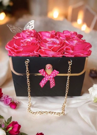 1 coffret de roses en satin fuchsia, état: Très bon état, 12,00 €, 13,30 € Protection acheteurs incluse