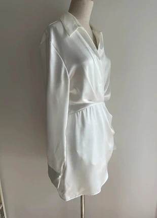 Robe blanche satinée asymétrique Zara – taille M, marke: Zara, zustand: Sehr gut, größe: M / 38 / 10, 18,00 €, 19,60 € inklusive Vinted-Käuferschutz