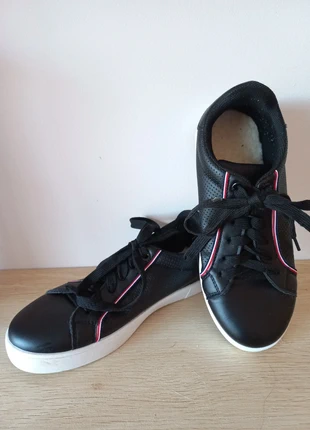 Deportivas negras y plantillas borreguito, estado: Muy bueno, tamaño: 36, 5,00 €, 5,95 € Protección al comprador incluida