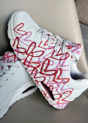 Skechers Los Angeles x JGoldcrown, modèle à cœurs rouges et roses taille 40 bon état, marque: Skechers, état: Bon état, taille: 40, 29,00 €, 31,15 € Protection acheteurs incluse