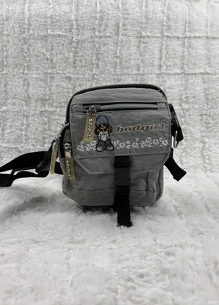 Sacoche bandoulière Spirit Vintage Y2K 2000’s affirmé, grise avec broderie Bad Girl cartoon hip-hop, merk: Vintage Dressing, staat: Heel goed, € 21,90, € 23,70 inclusief Kopersbescherming Pro