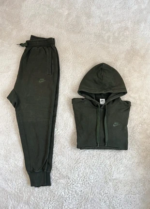 Ensemble survêtement jogging à capuche Nike club fleece brodé et uni - S - vert foncé kaki, marque: Nike, état: Très bon état, taille: S, 45,00 €, 47,95 € Protection acheteurs (Pro) incluse
