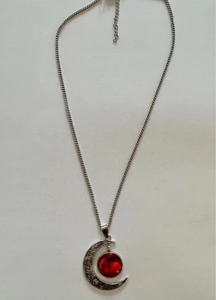 Collier lune argentée avec pierre rouge style céleste et mystique, staat: Nieuw zonder prijskaartje, € 12,50, € 13,83 inclusief Kopersbescherming