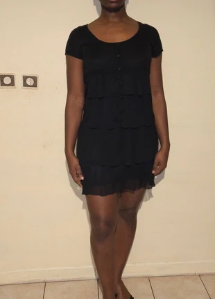 Petite robe noire avec bouton frontal et volant Jacqueline Riu, marque: Jacqueline Riu, état: Très bon état, taille: S / 36 / 8, 8,00 €, 9,10 € Protection acheteurs incluse