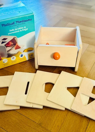 Boîte de notion de permanence de l’objet, marca: Nature & Decouvertes, estado: Muito bom, tamanho: 9-12 meses / 74 cm, €6.00, €7.00 inclui Proteção do Comprador