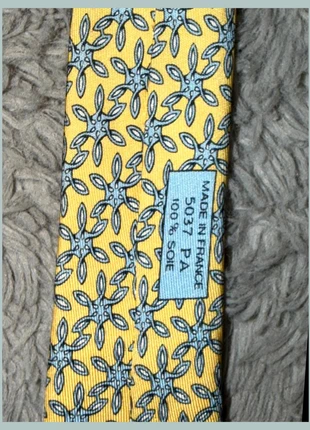 Hermès Paris 100% seta cravatta gialla blu fiori foglie pattern vintage 5037 PA, marke: Hermès, zustand: Sehr gut, 125,00 €, 131,95 € inklusive Vinted-Käuferschutz