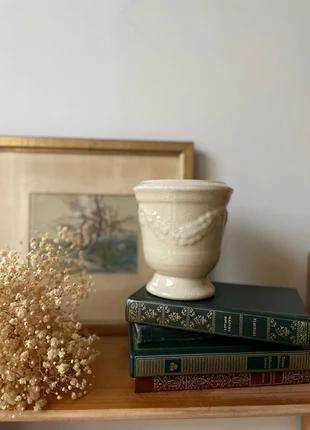 Pot beige à décor floral en relief – charme ancien - campagne chic - antique - shabby, marque: Chic Antique, état: Très bon état, 16,00 €, 17,50 € Protection acheteurs incluse