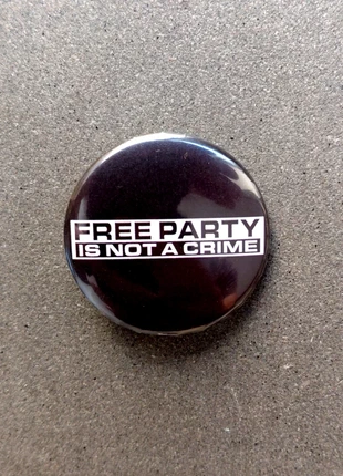 Spilla Free Party is not a crime, état: Très bon état, 2,00 €, 2,80 € Protection acheteurs incluse