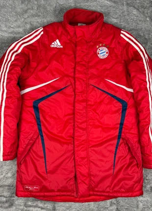 Adidas FC Bayern Munich Bench Jacket 2009 - Red 3-Stripes Puffer Coat, marke: adidas, zustand: Sehr gut, größe: M, 59,00 €, 62,65 € inklusive Vinted-Käuferschutz