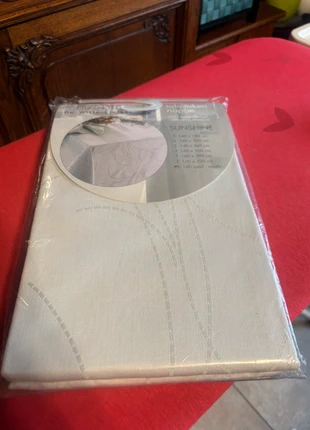 Parelgrijs perle rond tafelkleed, marque: De Witte Lietaer, état: Neuf avec étiquette, 12,00 €, 13,30 € Protection acheteurs incluse