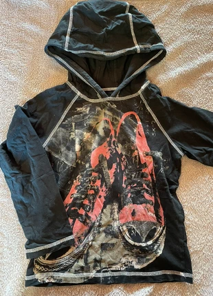 pull fin noir à capuche, 4/5 ans - motif baskets rouges, estado: Muito bom, tamanho: 4 anos / 104 cm, €2.00, €2.80 inclui Proteção do Comprador