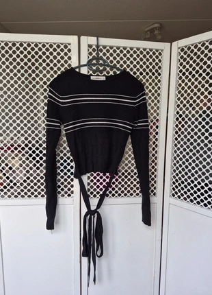 ZARA knit crop top met strikdetail – modern minimal black 🖤, marque: Zara, état: Très bon état, taille: S / 36 / 8, 12,95 €, 14,30 € Protection acheteurs (Pro) incluse