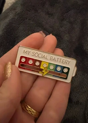 Pins My social battery, marque: NO LABEL, état: Neuf sans étiquette, 5,00 €, 5,95 € Protection acheteurs (Pro) incluse