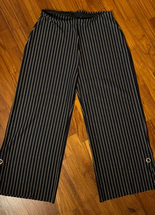 Pantaloni Palazzo Neri Gessati con Dettagli Anelli | Wide Leg, brand: Vintage Dressing, condizioni: Nuovo senza cartellino, taglia: M / IT 42 / EU 38, €15.00, €16.45 include la Protezione acquisti