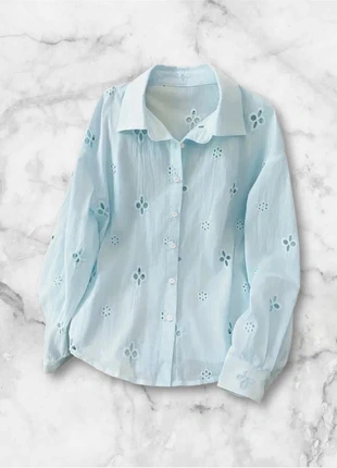 Chemise bleu ciel ajourée à motifs floraux, taille M, style bohème chic et printanier, brand: Vintage, condizioni: Ottime, taglia: M / IT 42 / EU 38, €35.00, €37.45 include la Protezione acquisti Pro