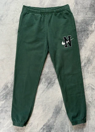 Pantalon de jogging Nike N varsity – Vert sapin – Taille S, marke: Nike, zustand: Sehr gut, größe: S, 29,99 €, 32,19 € beinhaltet Vinted-Käuferschutz Pro