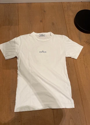Wit stone island shirt, merk: Stone Island, staat: Heel goed, maat: 12 jaar / 152 cm, € 15,00, € 16,45 inclusief Kopersbescherming