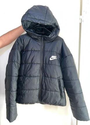 Doudoune à capuche Nike taille M, marca: Nike, estado: Muito bom, tamanho: M / 38 / 10, €50.00, €53.20 inclui Proteção do Comprador