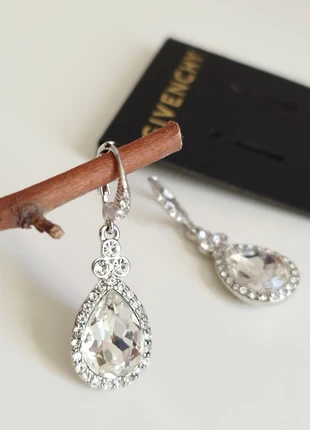 Boucles d'oreilles pendantes argentées et cristaux, merk: Givenchy, staat: Nieuw zonder prijskaartje, € 35,00, € 37,45 inclusief Kopersbescherming Pro