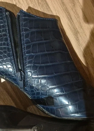 Navy crocodile patterned heels, marque: Zara, état: Très bon état, taille: 39, 15,00 €, 16,45 € Protection acheteurs incluse