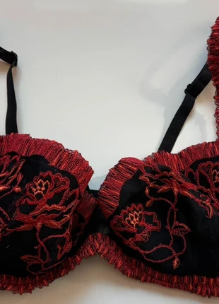 Soutien gorge dentelle noir et rouge - Barbara, marque: BARBARA, état: Très bon état, taille: 90D, 6,00 €, 7,00 € Protection acheteurs incluse