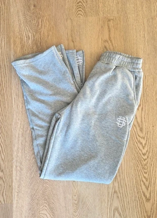 Jogging Y2K gris Taille M logo brodé, taille élastique, marque: y2k, état: Neuf sans étiquette, taille: M, 36,00 €, 38,50 € Protection acheteurs incluse