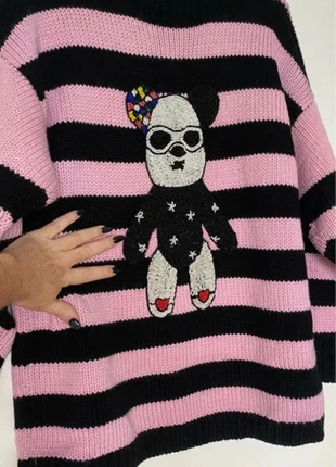 Couture Blood & Honey Striped Wool Sweater with Beaded Panda Motif, brand: Blood and Honey, condizioni: Nuovo senza cartellino, taglia: XXXL / IT 50 / EU 46, €99.95, €105.65 include la Protezione acquisti