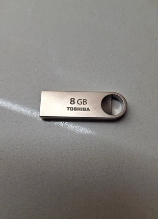 Usb pen drive Toshiba de 8 Gb, marque: Toshiba, état: Neuf avec étiquette, 6,00 €, 7,00 € Protection acheteurs incluse