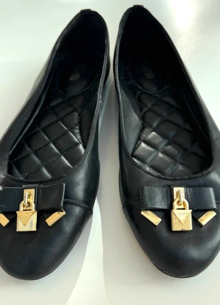 Michael Kors Ballerinas – Schwarz mit Gold-Details, marque: Michael Kors, état: Bon état, taille: 39, 5,00 €, 5,95 € Protection acheteurs incluse